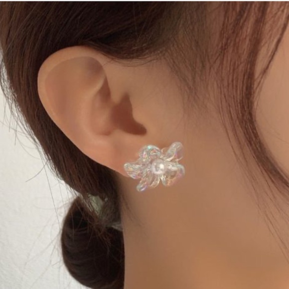 - 🌸Iridescent Blue Hibiscus Acrylic Pearl Post Back Earrings - Picture 4 of 12